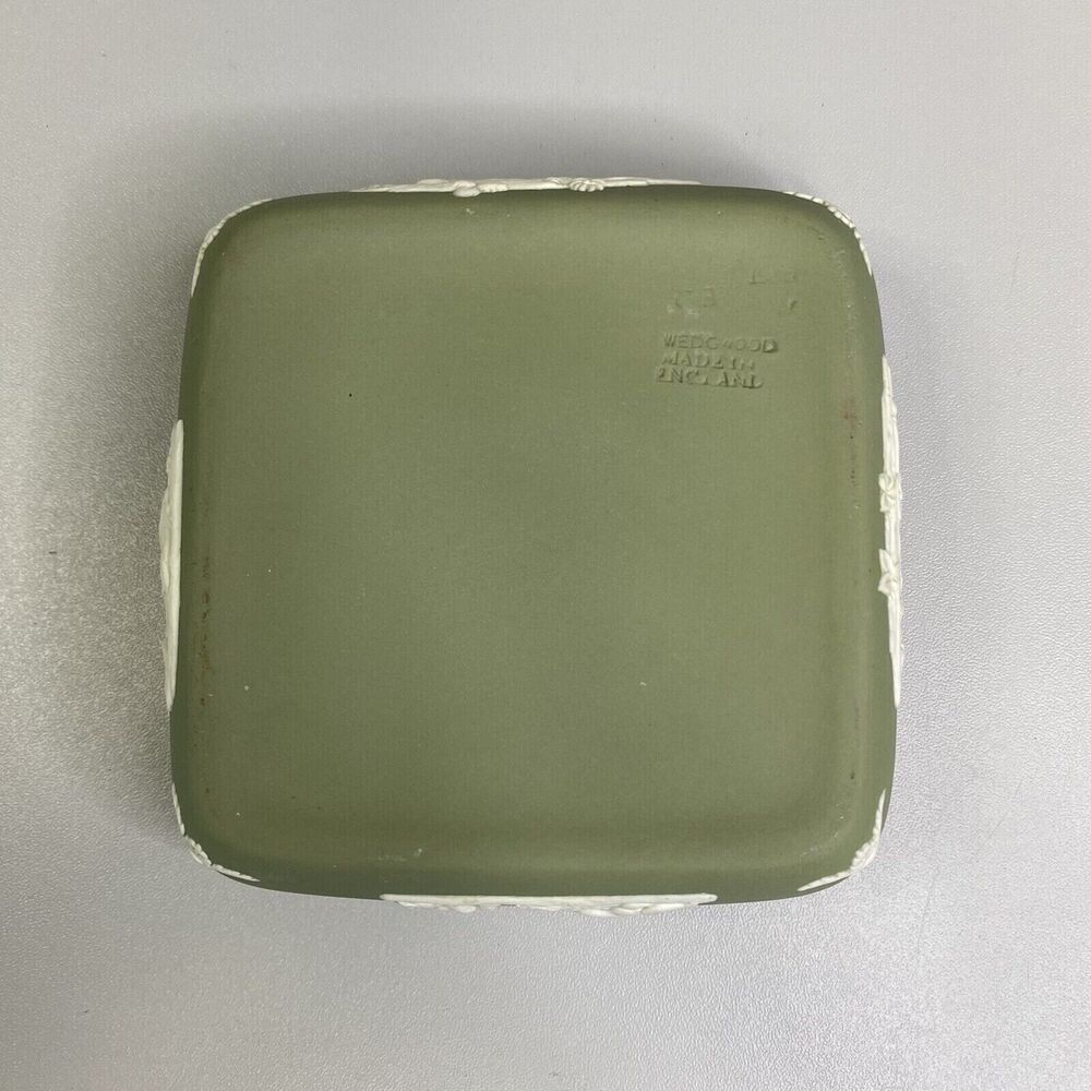 VTG Wedgewood Saga Green Jasperware Porcelain Trinket Box England 4" x 4" x 3" - Picture 8 of 11